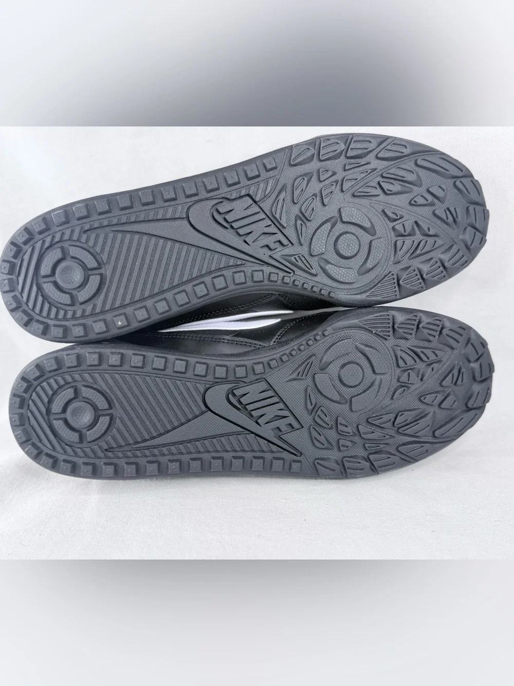 Nike Terra Manta Men’s 11 Black and White Low-Top Sneakers